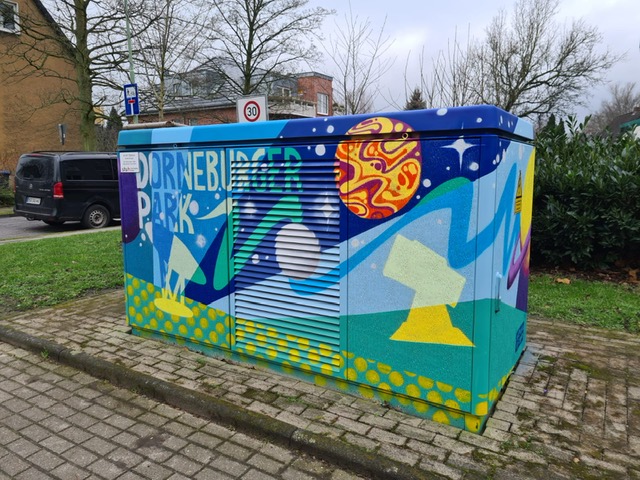 Stromkasten gegenüber vom Dorneburger Park in Anlehung an die Neu-Gestaltung des Parks, Frühjahr 2023. (© Feline Gerstenberg)