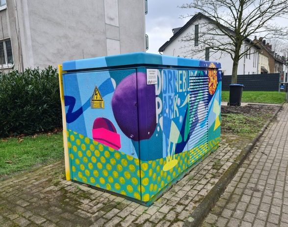 Stromkasten gegenüber vom Dorneburger Park in Anlehung an die Neu-Gestaltung des Parks, Frühjahr 2023. (© Feline Gerstenberg)