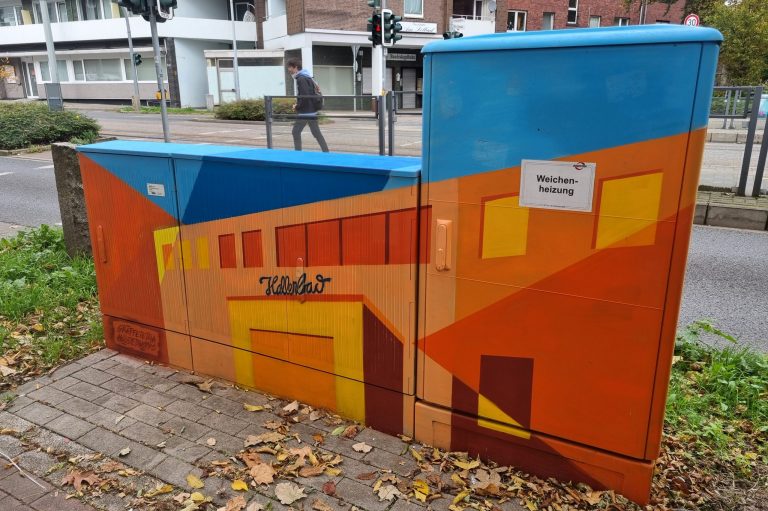 Stromkasten gegenüber von der Haltestelle "Am Solbad", Herbst 2021. (© Feline Gerstenberg)