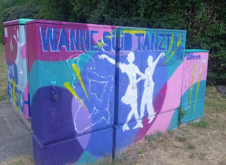 Stromkasten zum Thema Bewegung/Sport in Wanne-Süd, Frühjahr 2023. (© Feline Gerstenberg)