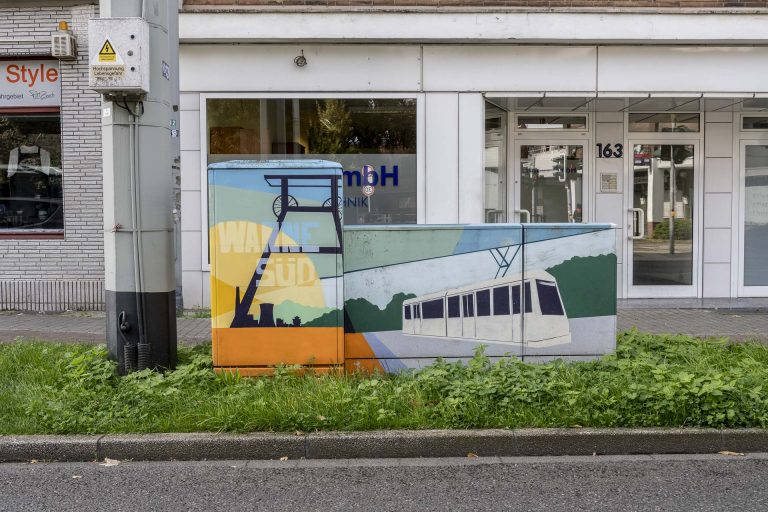 Stromkasten zur Thematik Ruhrgebiet und ehemaliges Hallenbad (Rückseite) in Wanne-Süd (Herbst 2021, © Thomas Schmidt, Stadt Herne)