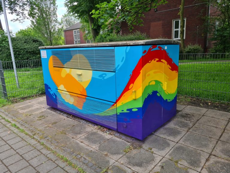 Gemeinsam mit den Schüler:innen wurde der Stromkasten vor dem Emschertal-Berufskolleg verschönert. (©Christina Roewer / graffworks)