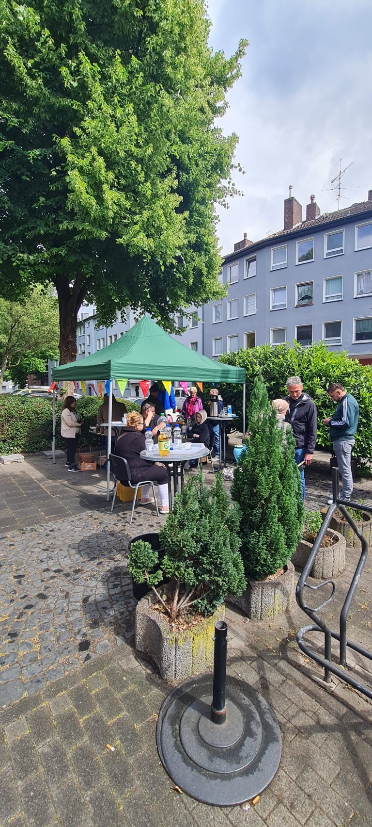 Viele Interessierte blieben stehen, um zu plaudern oder stöbern.