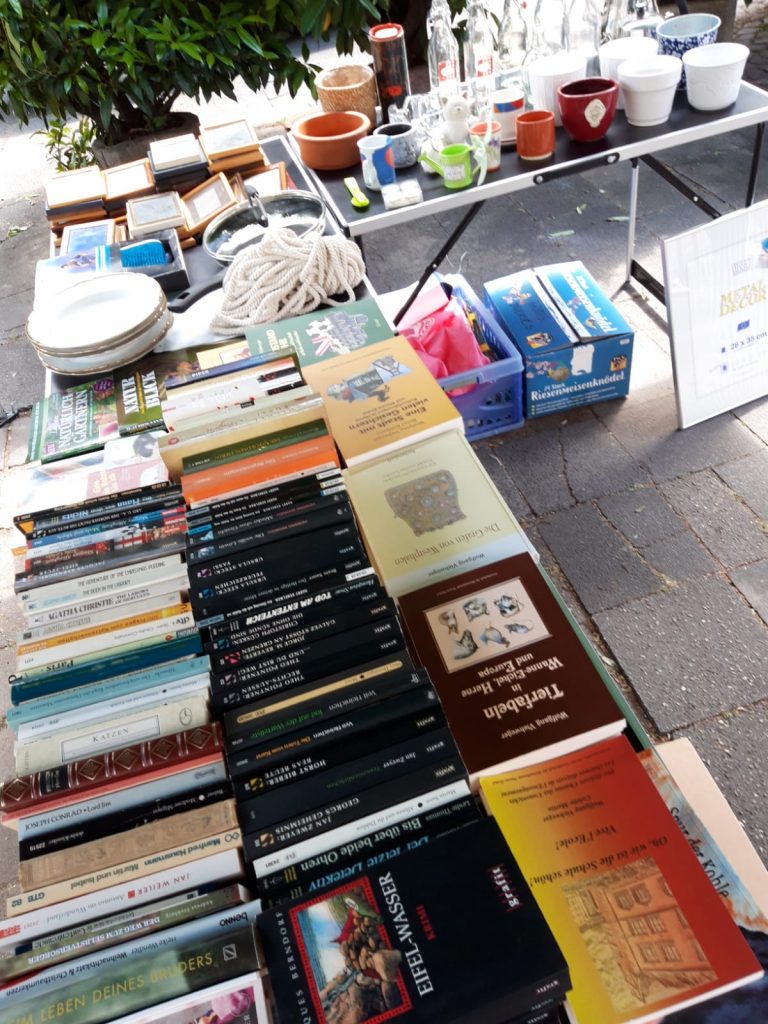Beim Umsonst-Flohmarkt haben viele Bücher...
