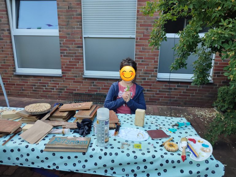 Kreativangebot mit Holz auf dem Sonnendeck der Einrichtung "Blickwechsel 1a"