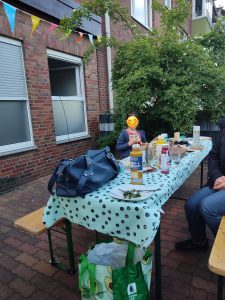 Kreativangebot mit Holz auf dem Sonnendeck der Einrichtung "Blickwechsel 1a"