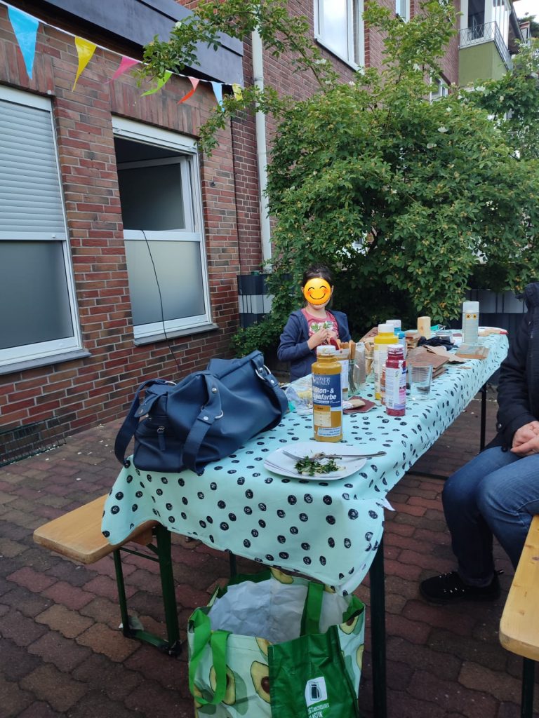 Kreativangebot mit Holz auf dem Sonnendeck der Einrichtung "Blickwechsel 1a"