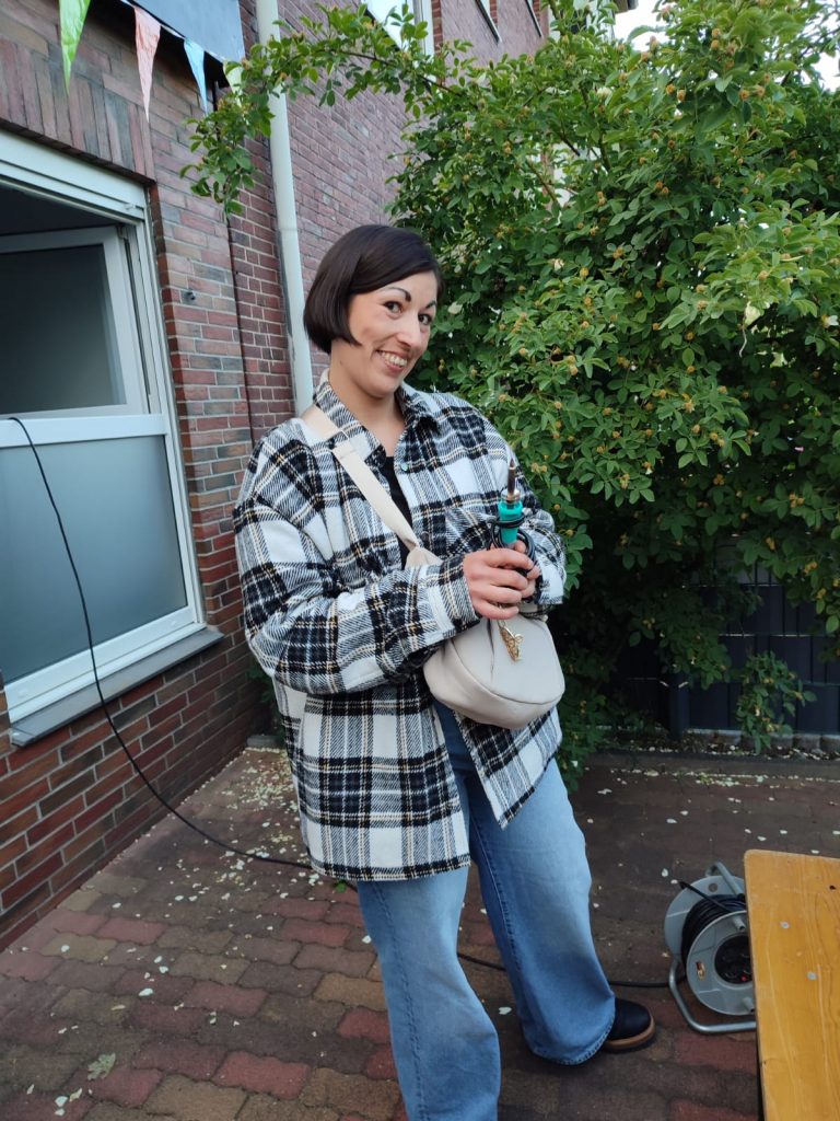 Liridona Ahmetaj (Stadtteilbüro) am Brenngerät.