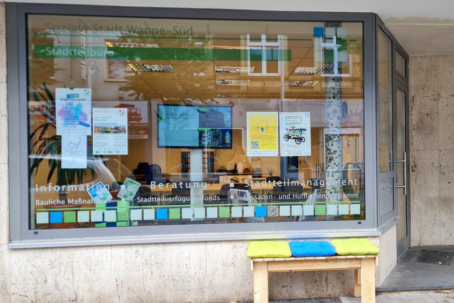 Nimm' Platz: Die Bank vor dem Stadtteilbüro lädt zum Verweilen ein. (AWO Begegnungsstätte (© Stadtteilbüro)