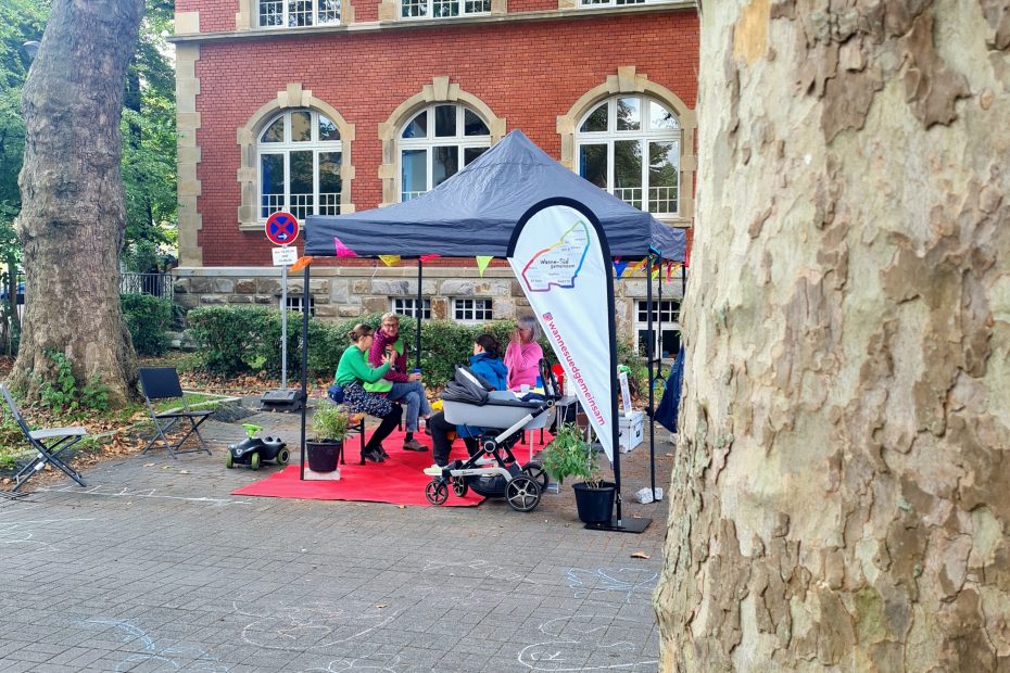 Auf zwei extra abgesperrten Parkplätzen anlässlich des 'Parking day' im Rahmen der Mobilitätswoche der Stadt Herne traf sich die Nachbarschaftsinitiative 'Wanne-Süd gemeinsam' am Gymnasium Eickel.
(c) Stadtteilbüro